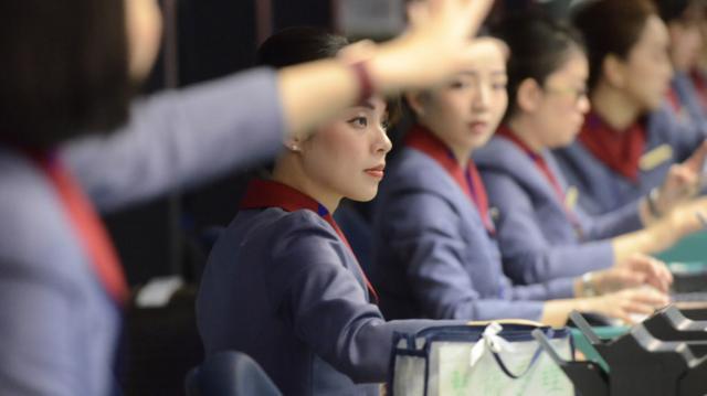 台湾桃园国际机场华航值机柜上的华航地勤人员（台湾中央社图片8/2/2019）