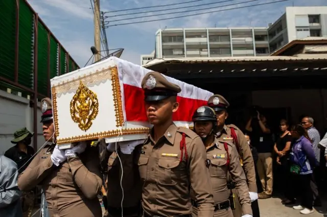 ตำรวจแบกโลงศพผู้เสียชีวิต