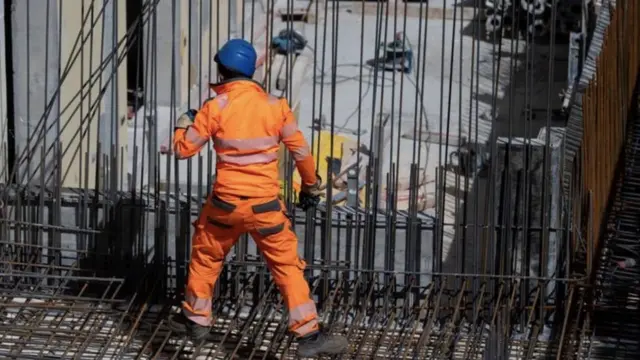 Россиядаги қурилишда ишлаётган мигрант