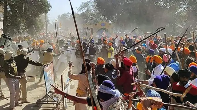 गुरुवार को अजनाला थाने के बाहर पुलिस पर हमला