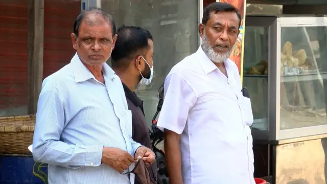 শহরের মতো গ্রামেও মানুষের মধ্যে মাস্ক ব্যবহারে অনীহা রয়েছে।