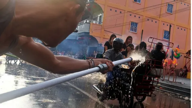 Tradisi Perang Air di Selatpanjang