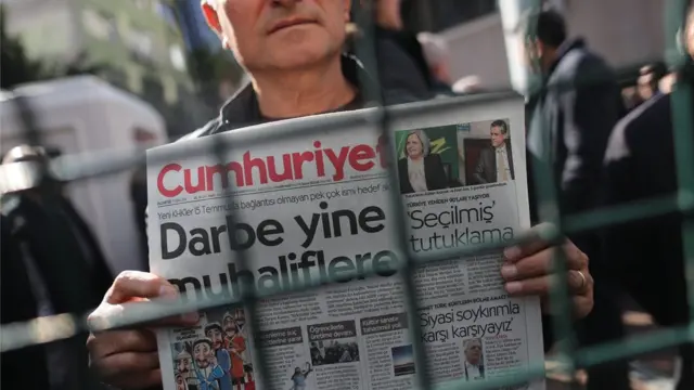 Cumhuriyet gazetesinin bugünkü sayısını gösteren bir okuyucu