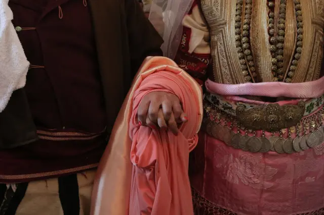 Do samog kraja ceremonije, ruke mladenaca ostaju umotane simbolišući jedinstvo i zajednički ostatak života.