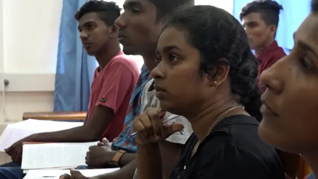 คนนั่งในชั้นเรียนหลายคน