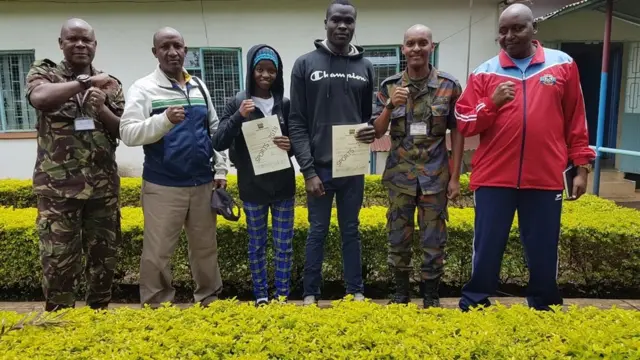 Mbithe (tatu kulia) ndiye bondia wa kwanza mwanamke kuajiriwa kwenye jeshi la Kenya