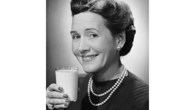 Жінка зі склянкою молока