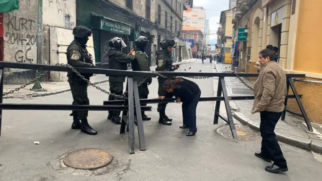 Una barrera con policías vigilando