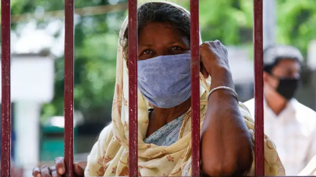 માસ્કધારી મહિલાની તસવીર