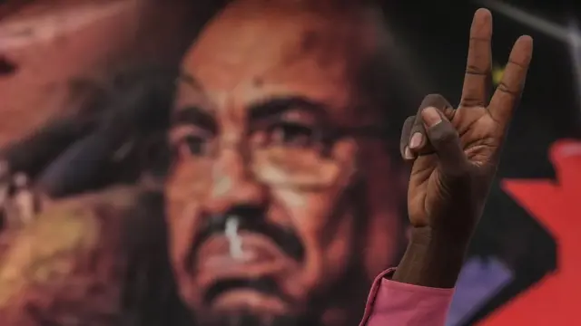 لافتة تحمل صورة البشير