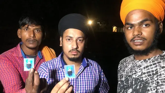 પીડિત લોકો તેમના સંબંધીઓને શોધી રહ્યા છે