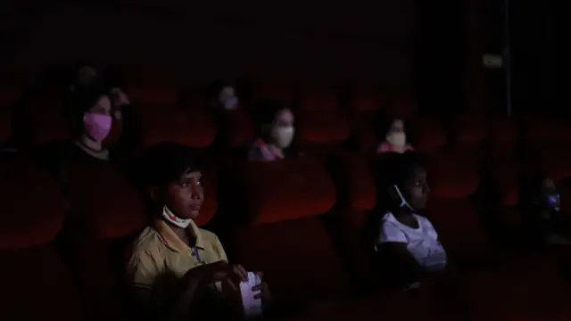 అవసరమైతే సినిమాకు మళ్లీ సర్టిఫికేషన్ చేయాలని కోరే అధికారాన్ని కేంద్రానికి ఓ నిబంధన కల్పిస్తోంది