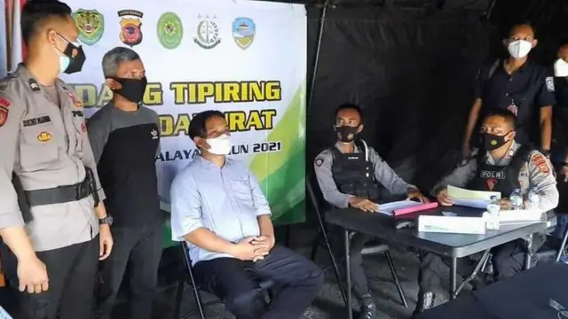 Penjual bubur ayam di Tasikmalaya didenda Rp5 juta karena melanggar PPKM, Juli 2021.