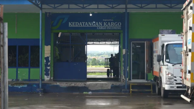 Ratusan jenazah PMI nonprosedural melewati pintu kedatangan kargo Bandara El Tari sebelum diantar ke kampung halaman masing-masing.