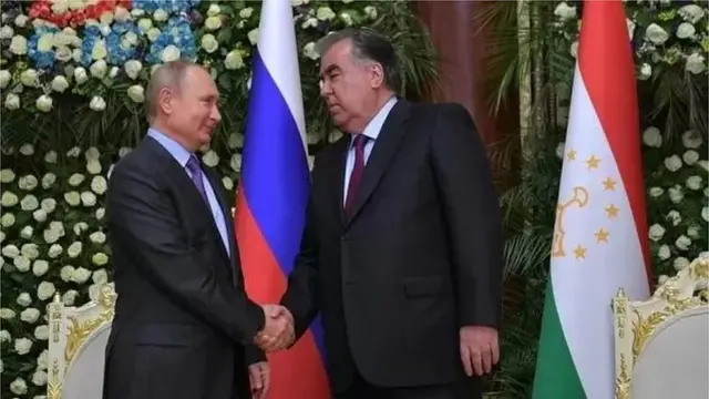 Рахмондун таянганы Путин экени белгилүү, ошондуктан Москвага да суроо көп