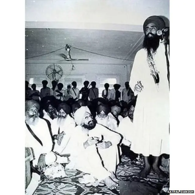 पंजाबमध्ये सुरू असलेल्या घडामोडींकडे संपूर्ण देशाचे लक्ष लागले होते. देश-विदेशातील अनेक पत्रकार आणि विश्लेषक, लेखकही या काळात पंजाबमधील घडामोडींवर बारकाईने लक्ष ठेवून होते. चित्रात- भिंद्रनवाले यांच्या सभेला उपस्थित ज्येष्ठ पत्रकार खुशवंत सिंग