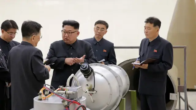 김정은 노동당 위원장이 미사일 탄두로 여겨지는 물체를 시찰하고 있다