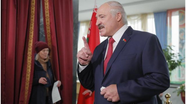 Президент Лукашенко на избирательном участке