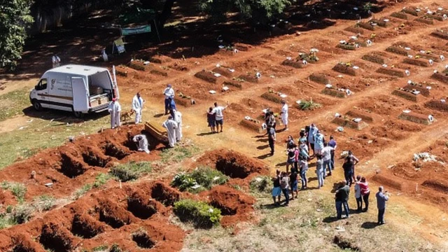 Foto aérea de um cemitério de São Paulo cheio de novas covas