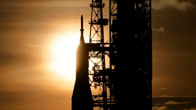 SLS-Orion com o Sol iluminando a plataformasites de apostas que dão bônuslançamento