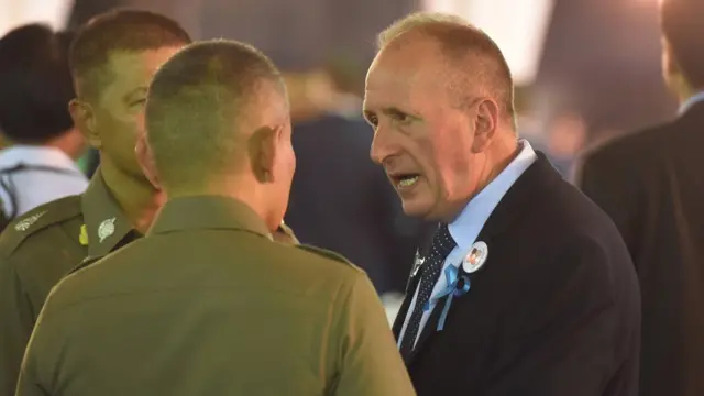 นายเวิร์น อันสเวิร์ธ