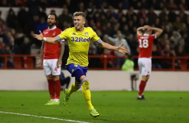 Ezgjan Alioski, del Leeds, celebra un gol.