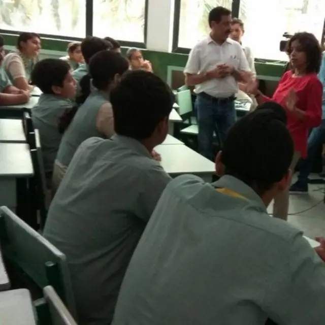 தில்லி மாணவர்களிடையே திவ்யா ஆர்யா