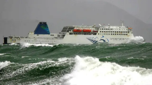 Движение судна в трех изменениях нарушает чувство равновесия, и мы испытываем тошноту