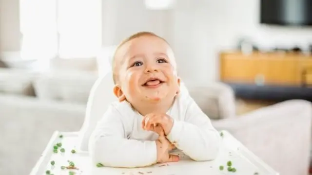 Vyakula vya awali vinaweza kujumuisha chakula kilichopondwa au matunda laini na mboga mboga zilizopikwa - kama vile viazi, viazi vitamu, karoti au tufaha