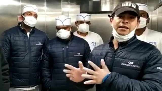 ลูกเรือ 5 คน สวมหน้ากาก