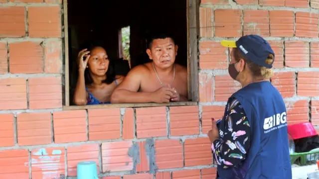 Recenseador entrevsitando homem e mulher atravésjogo crash para ganhar dinheirojanelajogo crash para ganhar dinheirocasajogo crash para ganhar dinheirotijolos aparentes