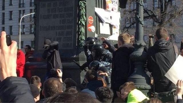 Полиция пытается освободить Пушкинскую площадь, активно применяя дубинки.