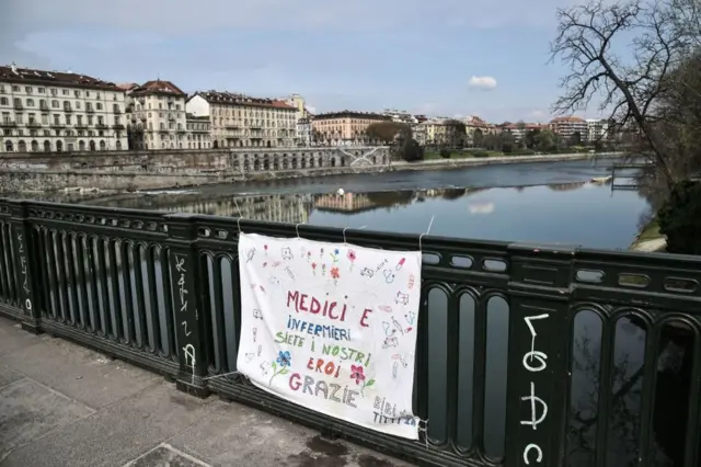 'Médicos e enfermeiros são nossos heróis, obrigado', diz uma placa pendurada na ponte Vittorio Emanuele,pedro marques pokerTurim