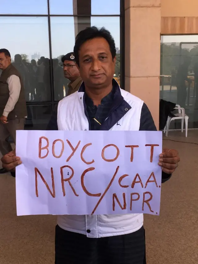 ઇમરાન ખેડાવાલા લોહીથી લખેલાં પોસ્ટર સાથે