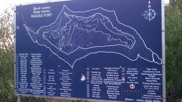 रोप वे कडून आल्यावर इथं रायगडाचा नकाशा आपल्याला दिसतो.