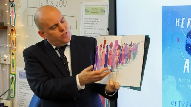 صورة: دشن أندرو موفات البرنامج لتعليم أطفال المدارس الابتدائية عن اختلاف العلاقات