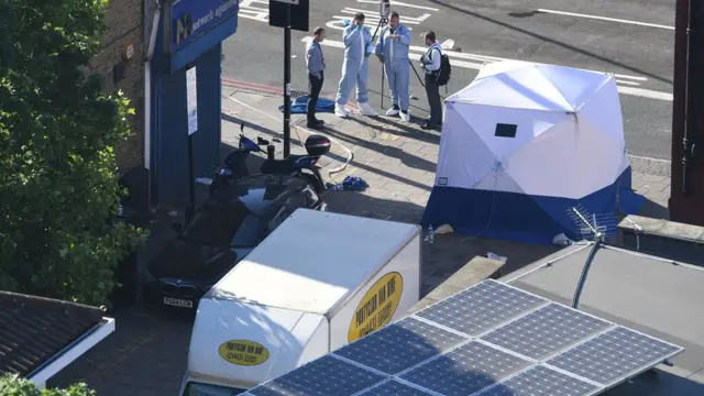 Следователи продолжают работать на месте преступления