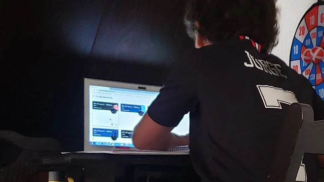 Estudante fazendo aula online