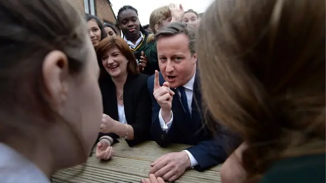 นายเดวิด คาเมรอน นายกรัฐมนตรีในขณะนั้น และนางนิคกี มอร์แกน รัฐมนตรีกระทรวงศึกษาธิการในขณะนั้น พบปะกับนักเรียนระหว่างเยี่ยมโรงเรียนกรีนสคูลฟอร์เกิร์ลเมื่อวันที่ 9 มีนาคม 2015 ในกรุงลอนดอนของอังกฤษ โดยรับปากว่าจะเปิดโรงเรียนที่จัดการศึกษาฟรีอีกอย่างน้อย 500 แห่งในอังกฤษภายในเวลา 5 ปีในสมัยรัฐบาลพรรคคอนเซอร์เวทีฟ