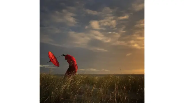 “Ela se dobra com o vento” é o título da fotografia do americano Robin Robertis, que ficouo que é arbetysegundo lugar no concurso. “Estavao que é arbetyum curso para iPhone quando todos saímos para fotografar o entardecer”, relata. “Uma das coisas que sempre carrego quando viajo é este magnífico guarda-chuva vermelho. Enquanto outros registram fotoso que é arbetypaisagens bonitas, gostoo que é arbetycaptar aspectos humanos dentro da cena”.