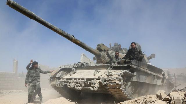 敘利亞政府軍坦克向叛軍控制的杜馬鎮推進