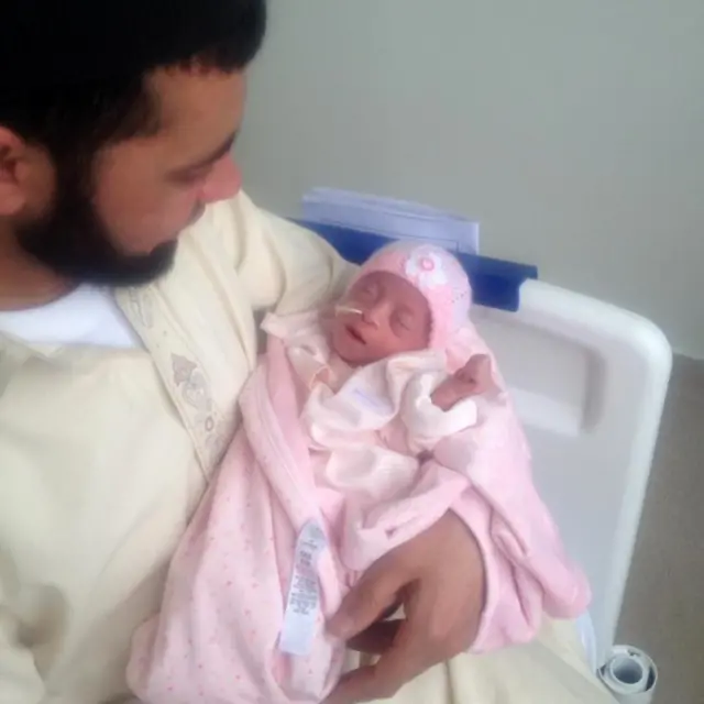 Saqib e a filha Inara