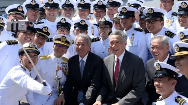 கடற்படையினரோடு சிங்கப்பூர் பிரதமர் லி சியாங் லூங்