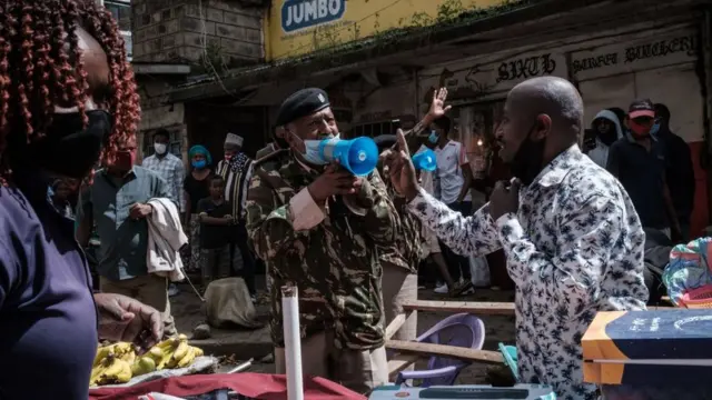 አካላዊ ርቀትን ለማስጠበቅ የሚሞክሩ ፖሊሶች