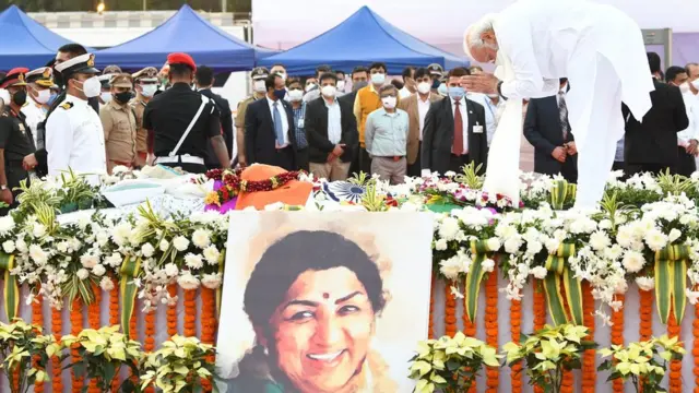లతా మంగేష్కర్ భౌతిక కాయానికి నివాళులర్పిస్తున్న ప్రధాని మోదీ