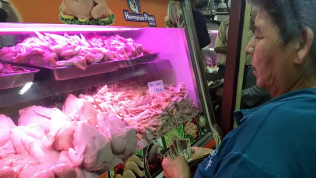Venezolana compra patas de pollo.