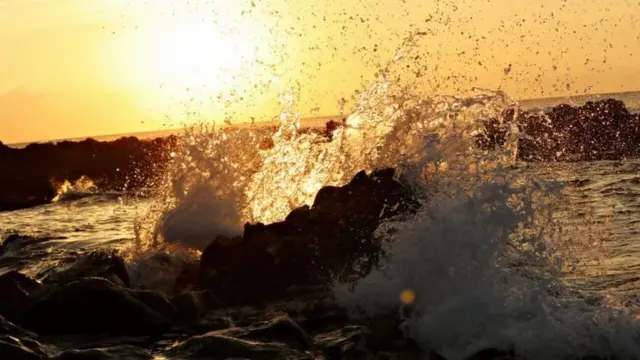 موج يرتطدم بالصخر