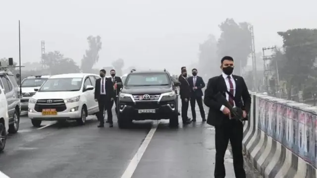 ਬੁੱਧਵਾਰ ਨੂੰ ਫਿਰੋਜ਼ਪੁਰ ਜਾਂਦੇ ਸਮੇਂ ਰਸਤੇ ਵਿੱਚ ਪ੍ਰਧਾਨ ਮੰਤਰੀ ਦਾ ਕਾਫਲਾ ਰੁਕਿਆ ਸੀ।