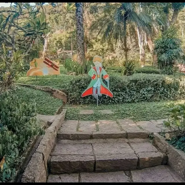 Wanderley a dispersé des figurines du "Petit Prince" autour de la propriété.