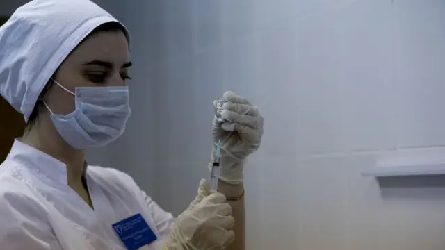 Медсестра с вакциной